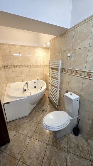 Apartament cu 4 camere semidecomandat, mobilat în Decebal