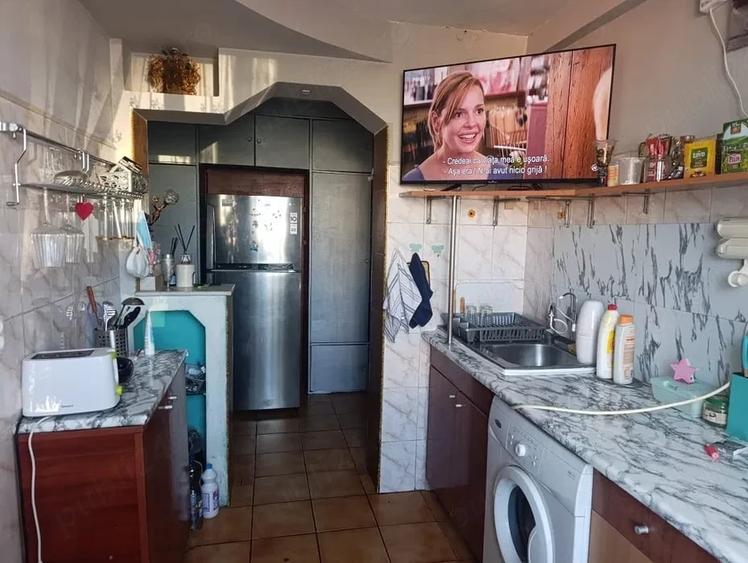 Apartament cu 3 camere semidecomandat în Titan