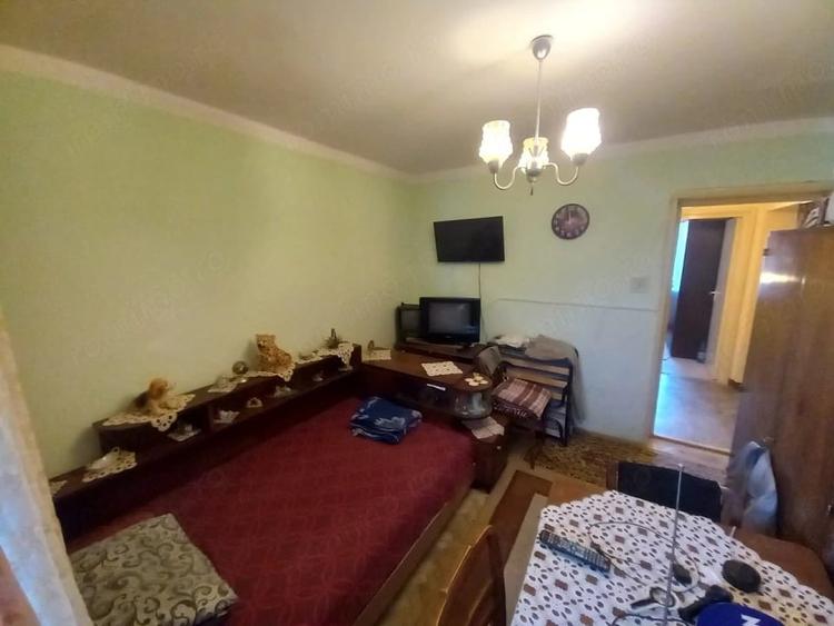 Apartament cu 3 camere decomandat în Est