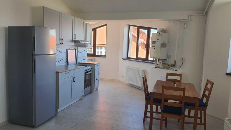 Apartament cu 3 camere decomandat în Dobroești