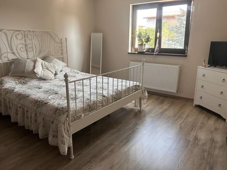 Casă cu 4 camere în Roșu