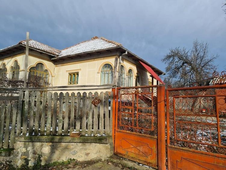 Casă cu 3 camere în Aluniș