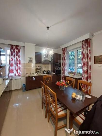 Casă cu 7 camere cu Teren 3800 Mp în Albert