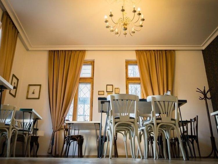 Casă individuală cu 9 camere cu Canalizare în Calea Călărașilor