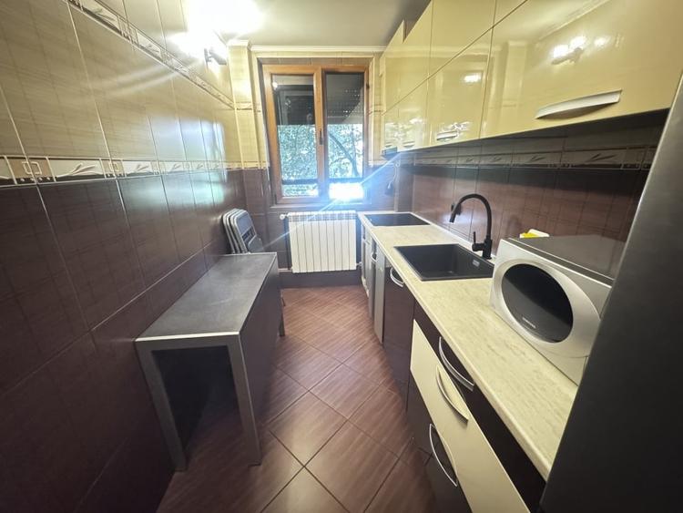 Apartament cu 3 camere decomandat, mobilat în Cornișa