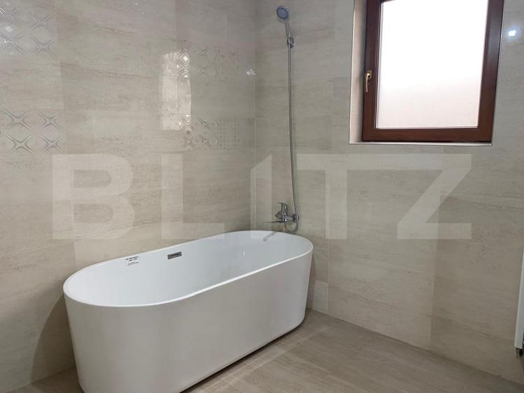 Casă individuală cu 5 camere cu Teren 7100 Mp în Exterior Nord