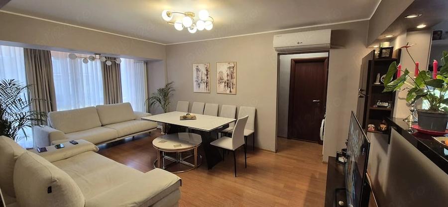 Apartament cu 4 camere decomandat în CET