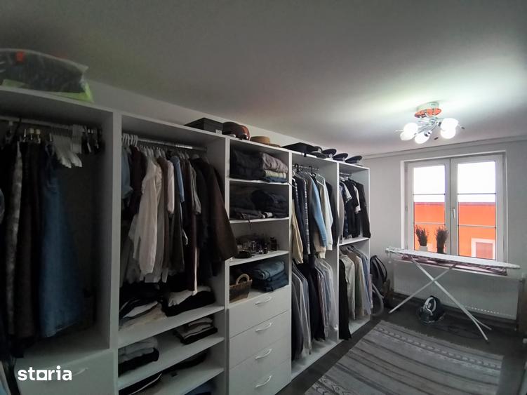 Apartament cu 4 camere, mobilat în Central