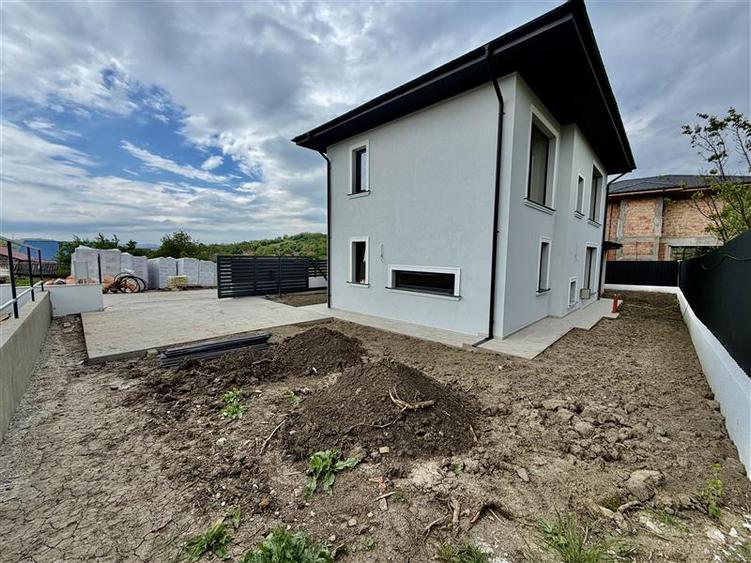 Casă individuală cu 4 camere cu Canalizare în Miroslava