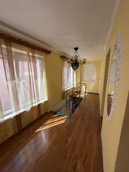 Casă cu 4 camere semidecomandat în Central