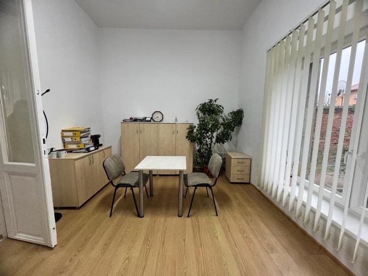 Birou, de 75 mp, în Central