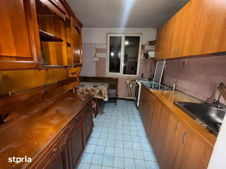 Apartament cu 4 camere decomandat, mobilat în Berceni