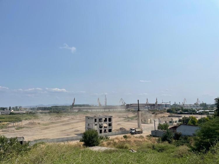 Teren Construcții intravilan de 63000 mp, în Plantelor