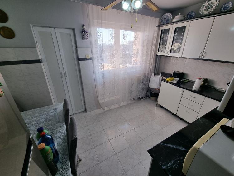 Apartament cu 3 camere semidecomandat, mobilat în Capitol