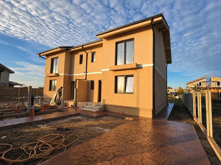 Duplex cu 4 camere cu Canalizare în Moșnița Nouă