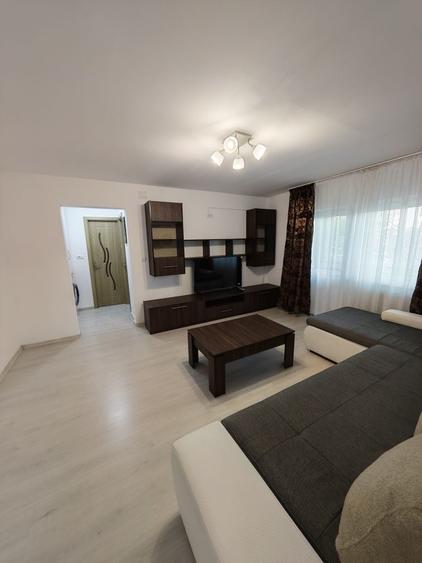 Apartament cu 3 camere semidecomandat în Tineretului