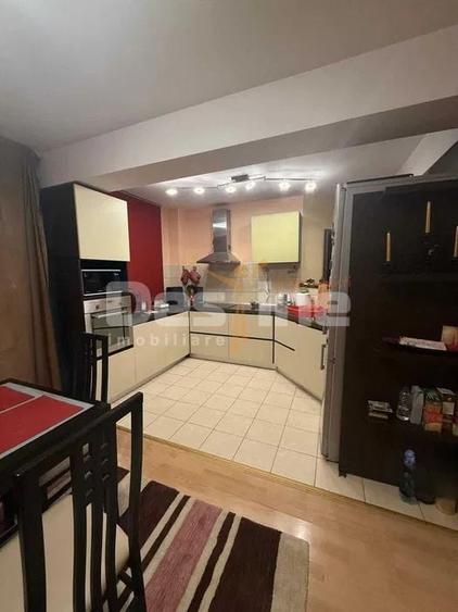 Apartament cu 4 camere decomandat, mobilat în Uverturii