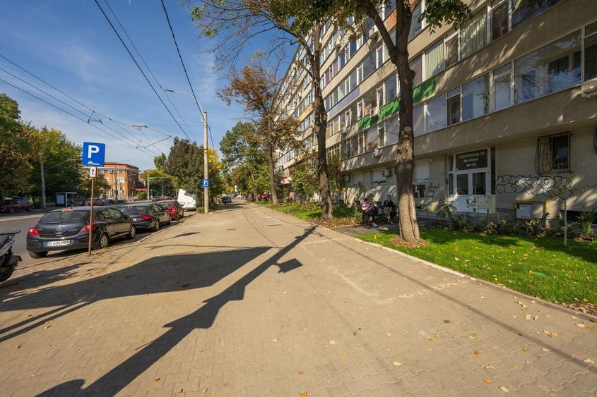 Apartament cu 2 camere semidecomandat, mobilat în 1 Mai