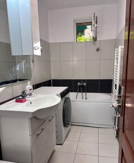 Apartament cu 3 camere semidecomandat în Careiului