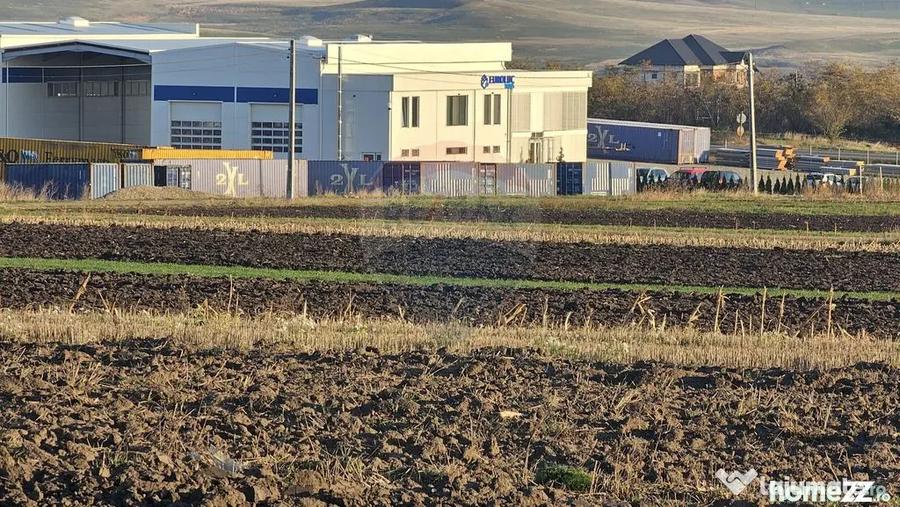 Teren de 6100 mp, în Stroiești