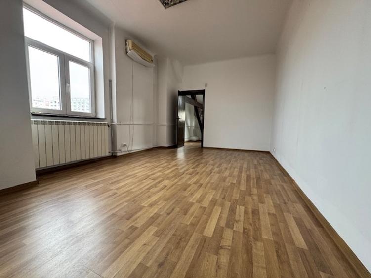 Apartament cu 5 camere decomandat în P-ța Victoriei
