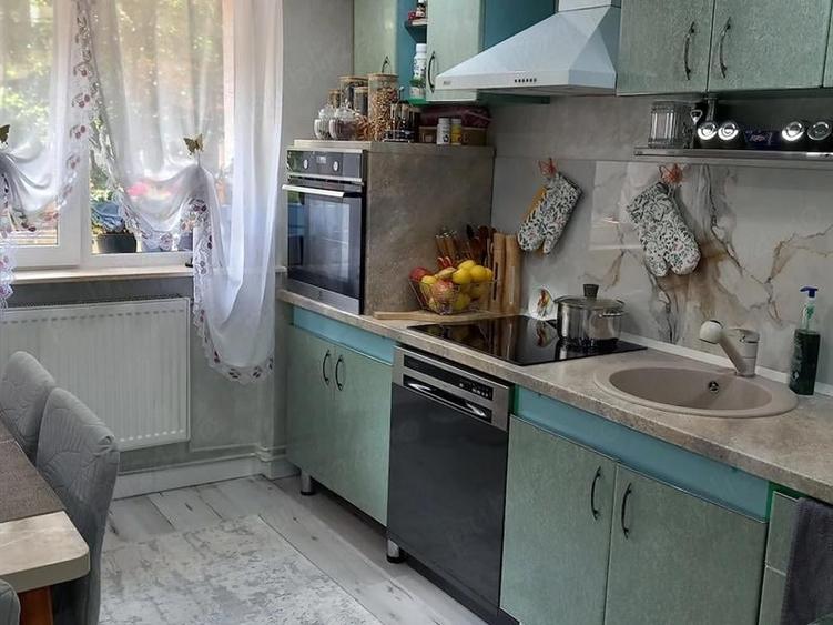 Apartament 3 camere, decomandat, - - 7
