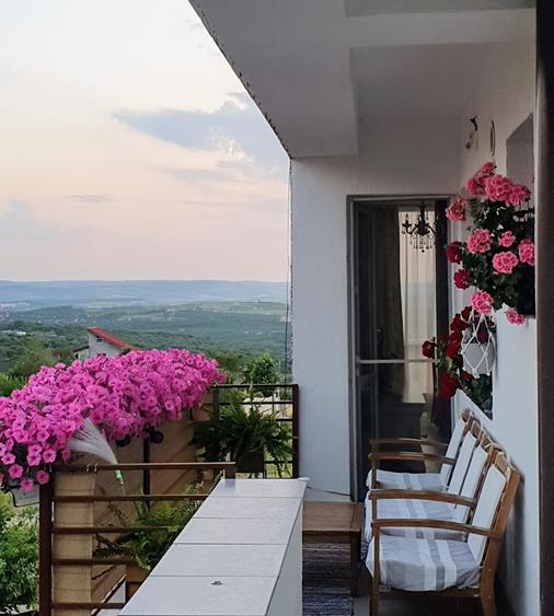 Apartament cu 3 camere decomandat, mobilat în Bucium