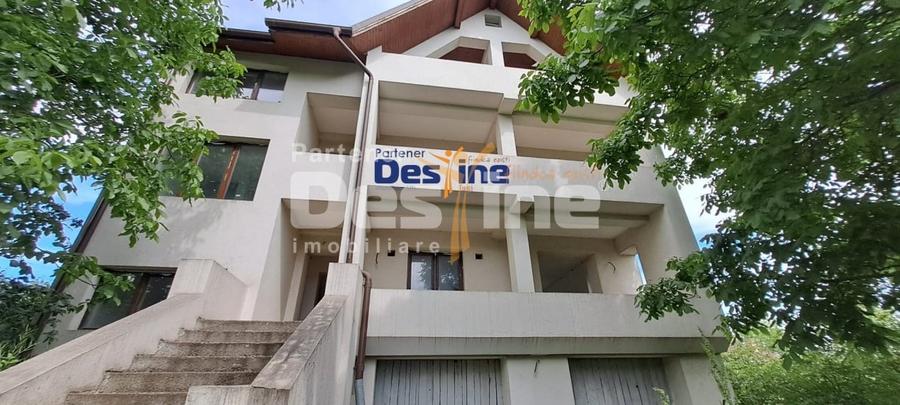 Casă individuală cu 11 camere cu Canalizare în Valea Lupului