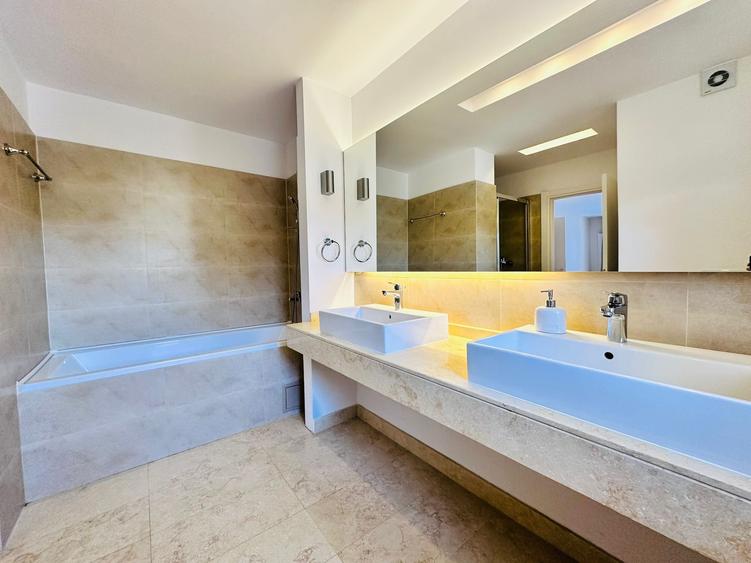 Duplex cu 11 camere cu Canalizare în Central