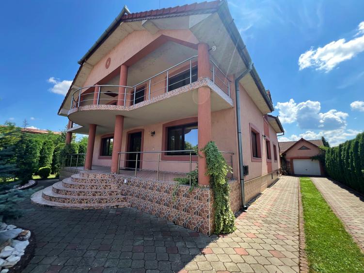 Casă individuală cu 8 camere cu Canalizare în Sebeș