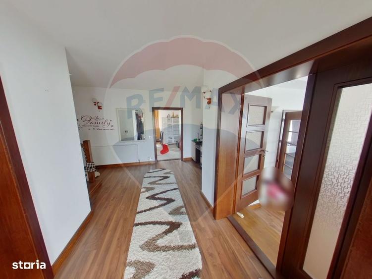 Casă cu 4 camere în Lazu Baciului