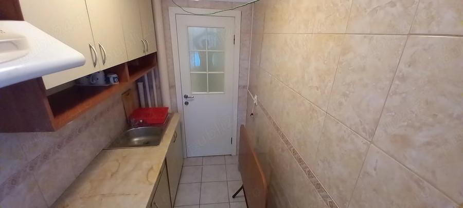 Apartament cu 3 camere semidecomandat în Berceni