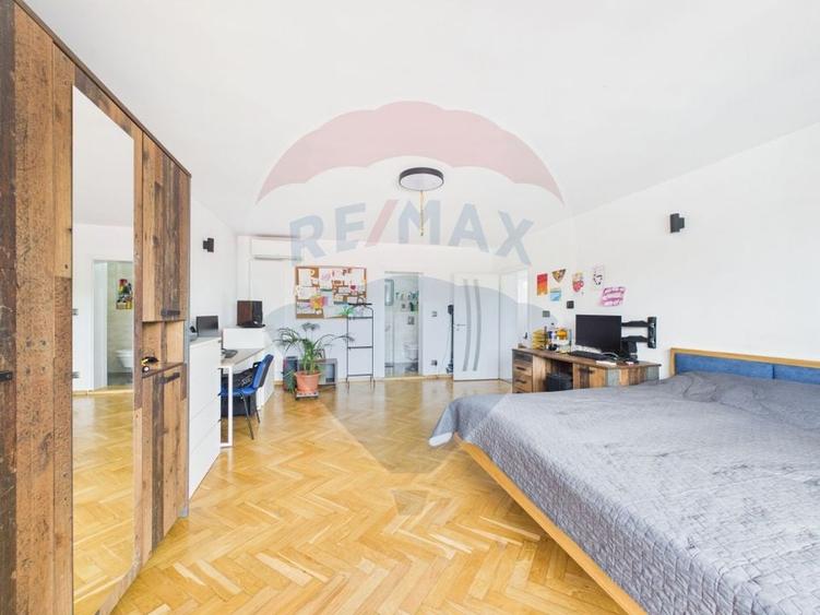 Casă individuală cu 11 camere cu Teren 5134 Mp în Gruiu