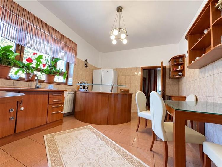 Casă individuală cu 6 camere cu Teren 911 Mp în Central