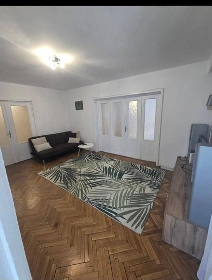 Apartament cu 3 camere decomandat în Medicină