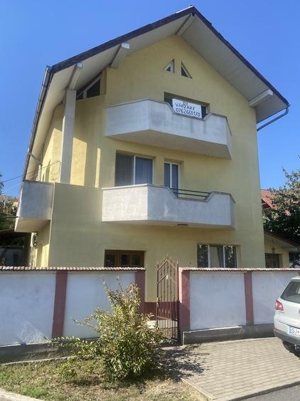 Casă cu 4 camere cu Teren 400 Mp în Central