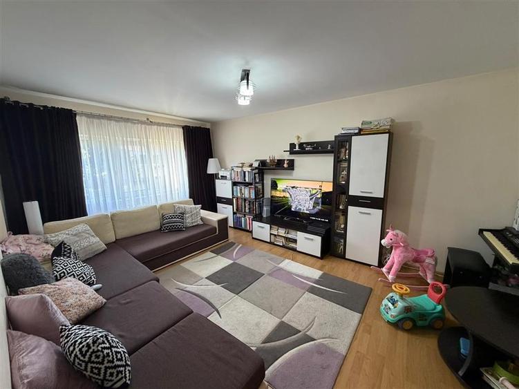 Apartament cu 3 camere decomandat, mobilat în Sud