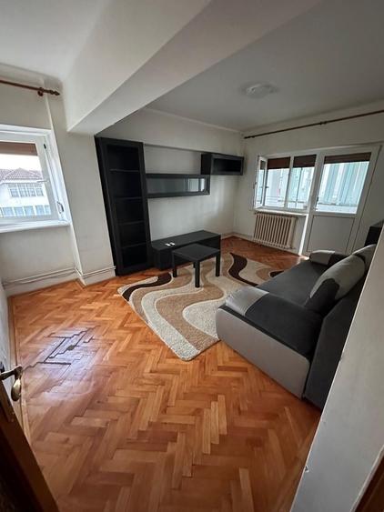 Apartament cu 3 camere decomandat în Exterior Vest