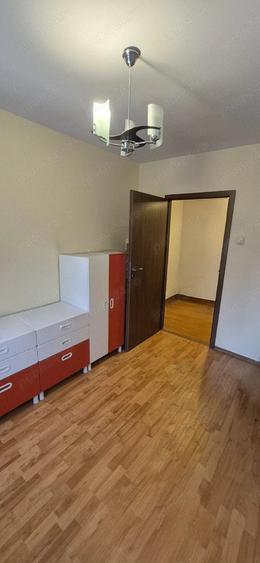 Apartament cu 3 camere semidecomandat, mobilat în Titan