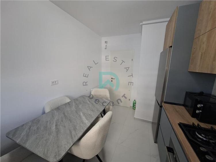 Apartament cu 3 camere decomandat în Tractorul