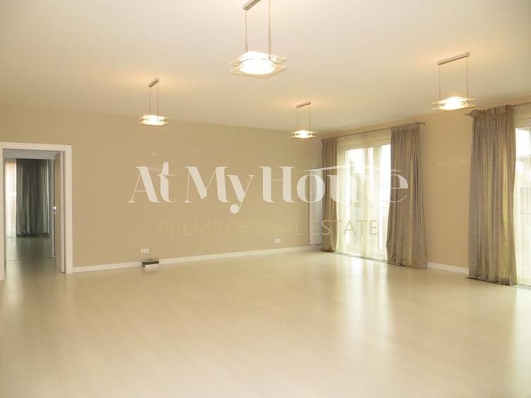 Apartament cu 4 camere decomandat, mobilat în Capitale