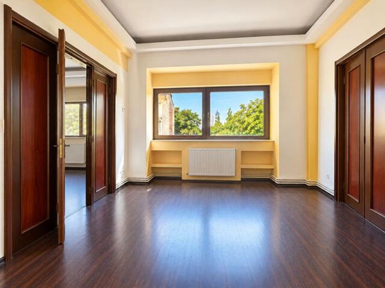 Apartament cu 3 camere semidecomandat în P-ța Romană