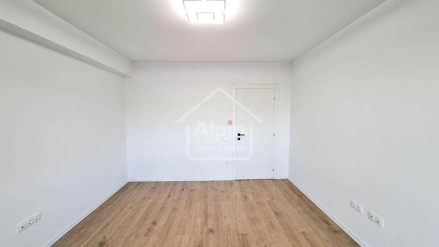 Apartament cu 3 camere decomandat în Tractorul