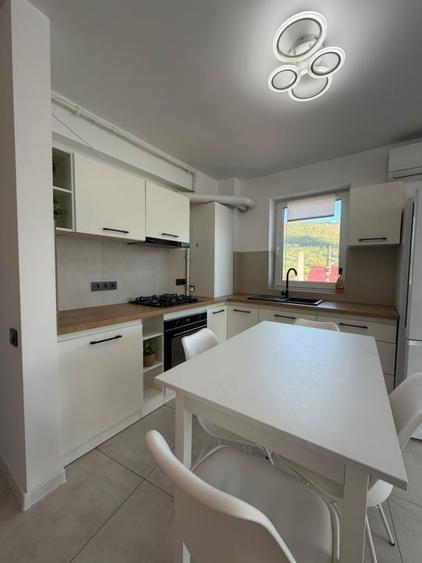Apartament cu 3 camere semidecomandat, mobilat în Est