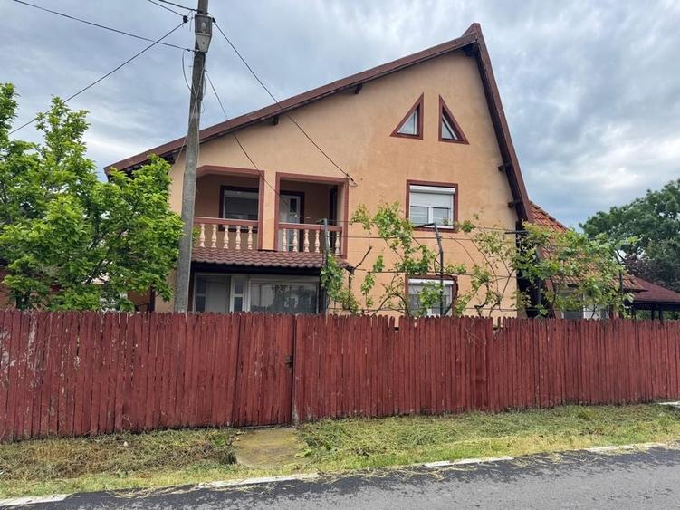 Casă cu 4 camere în Izvoru