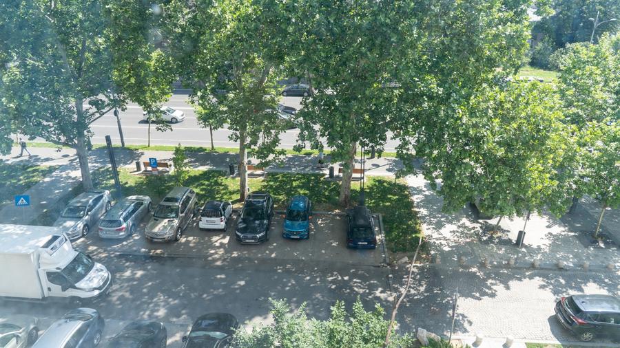 Apartament cu 4 camere semidecomandat în Magheru