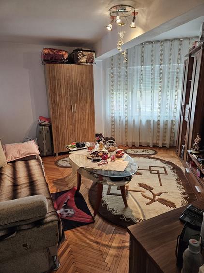 Apartament cu 4 camere decomandat în Răcăștia