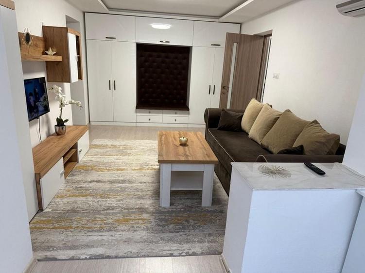 Apartament cu 2 camere semidecomandat în Calea București