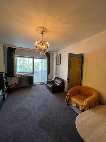Apartament cu 4 camere semidecomandat, mobilat în P-ța Victoriei