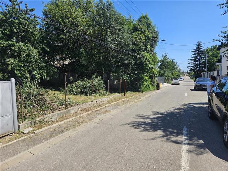 Teren intravilan de 705 mp, în Est